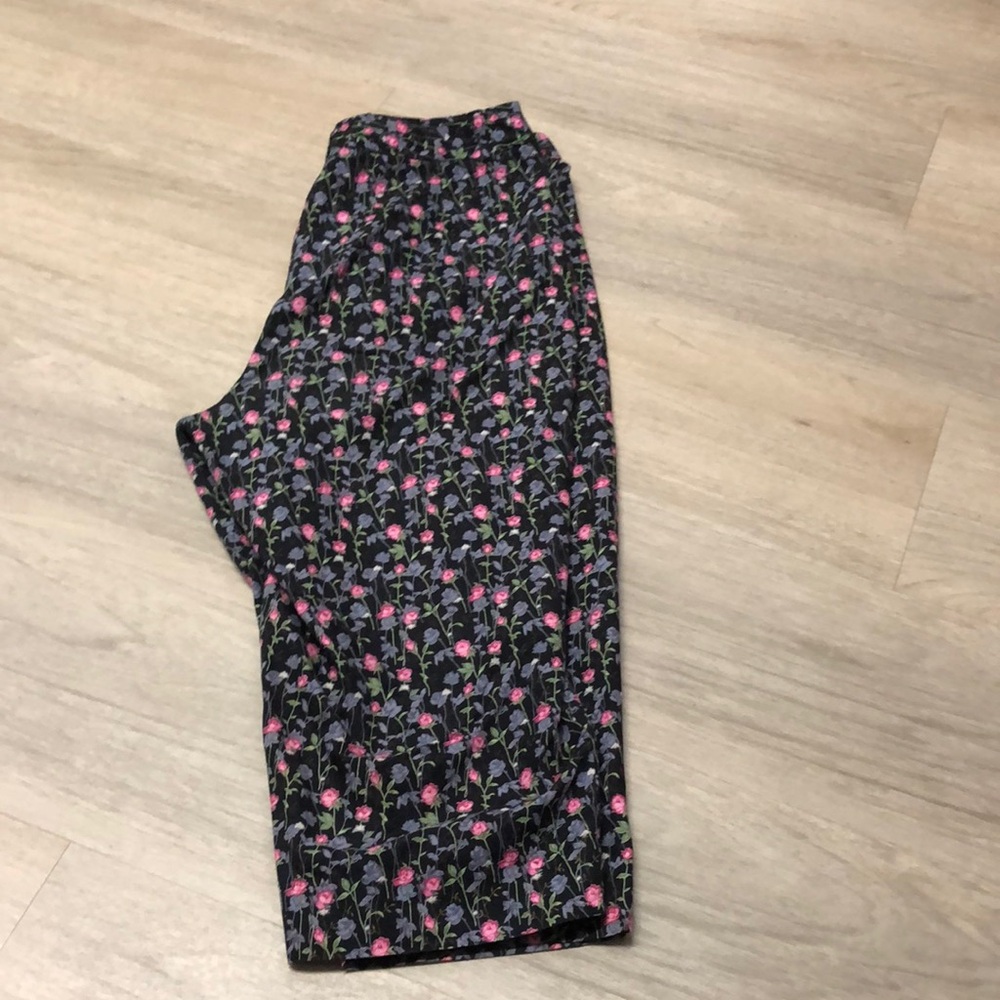 Y2K HW New York Black Capris with Pink Floral Pattern